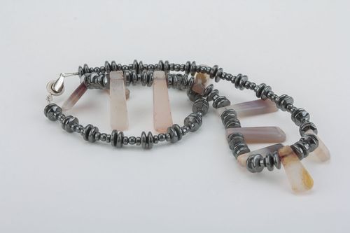Collar de piedras naturales de color gris - MADEheart.com