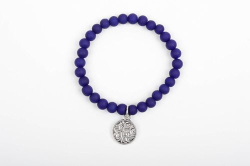 Bracelet en perles plastiques bleues avec breloque ronde en métal fait main - MADEheart.com