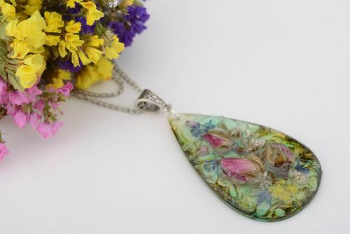 Ciondolo con fiori secchi fatto a mano pendente bello originale da donna - MADEheart.com