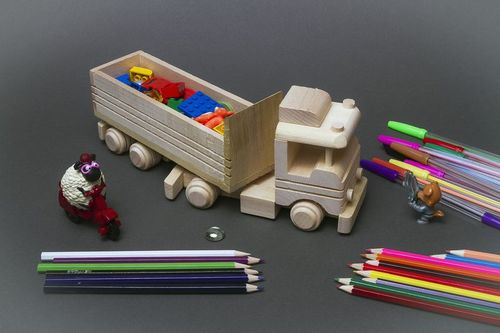 Hölzernes Spielzeug Lastkraftwagen - MADEheart.com