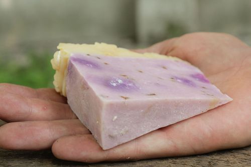 Handmade Seife mit Lavendelöl - MADEheart.com