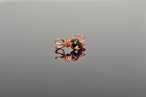 Kleines Ohrcuff aus Kupfer, wire wrap - MADEheart.com