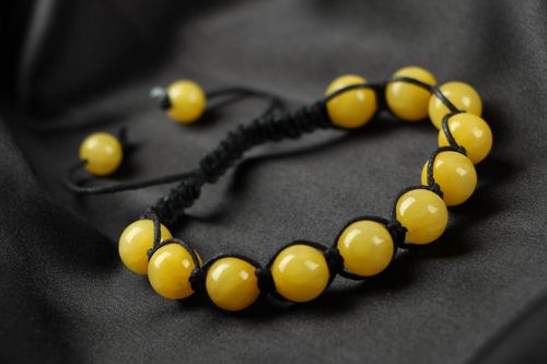Pulseira amarela artesanal feita de pedra natural olhos de gato e cabo preto - MADEheart.com