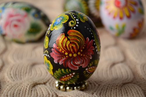 Oeuf de Pâques en bois noir à motif floral peinture Petrykivka fait main décor - MADEheart.com