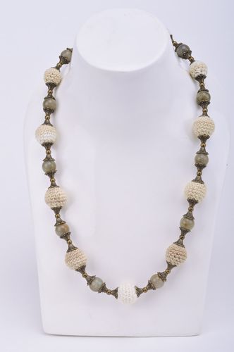 Joli collier tricoté au crochet avec perles fait main accessoire tendre - MADEheart.com