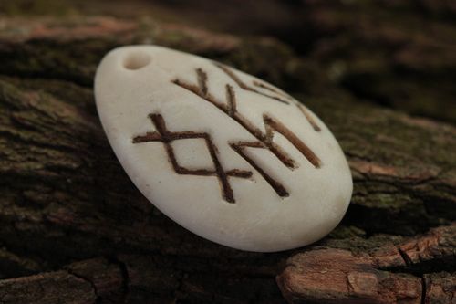 Pendentif blanc Bijou ethnique fait main design avec runes Cadeau original - MADEheart.com