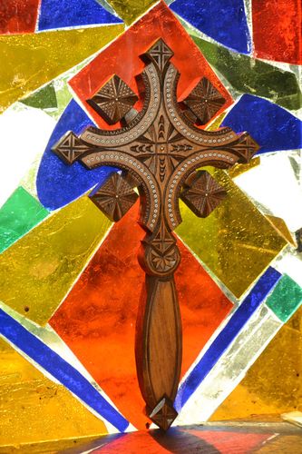 Croix en bois fait main Objet religieux Déco maison gravure perles blanches - MADEheart.com