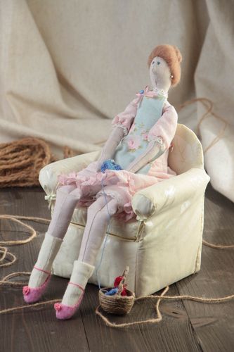 Bambola bella in stoffa fatta a mano pupazzo tessile originale in poltrona - MADEheart.com