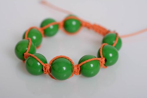 Künstlerisches Armband aus Perlen Plastik an Wachsschnur grün oranges handgemacht - MADEheart.com