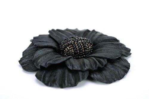 Flower brooch made ​​of leather and beads. - MADEheart.com