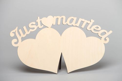 Cadre photo fait main original en bois brut Jeunes mariés en forme de coeurs - MADEheart.com