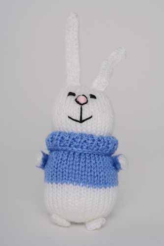 Petit jouet mou tricoté avec aiguilles Lièvre souriant blanc et bleu fait main - MADEheart.com
