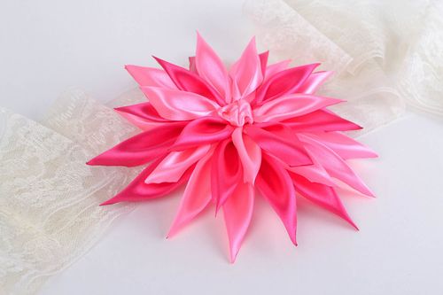 Яркая розовая резинка для волос в технике канзаши из атласных лент ручной работы - MADEheart.com