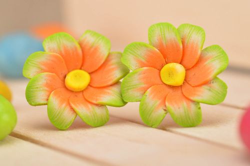 Boucles doreilles puces en pâte polymère faites main fleurs de couleurs vives - MADEheart.com