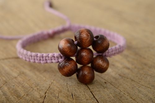 Bracelet en macramé fin rose avec perles de bois fait main pour femme Fleur - MADEheart.com