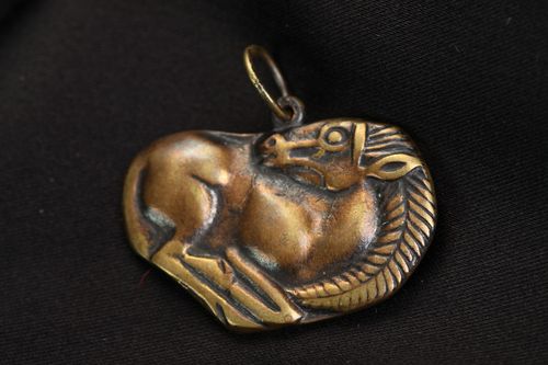 Pingente de bronze feito à mão Cavalo citico - MADEheart.com