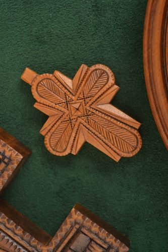 Pendentif croix fait main Bijou ethnique de bois sculpté Accessoire femme - MADEheart.com