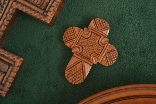 Croix pectorale faite main Pendentif en bois design original Objet religieux - MADEheart.com