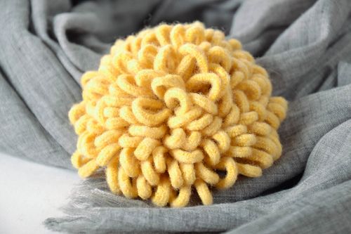 Broche originale en laine Chrysanthème jaune faite main - MADEheart.com