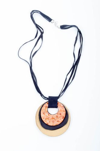 Pendentif en cuir et céramique Bijou fait main sur cordons Cadeau femme - MADEheart.com
