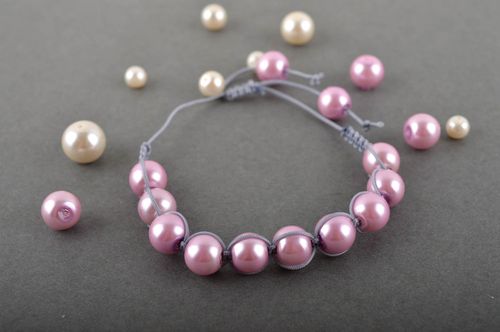 Braccialetto fatto a mano di perle artificiali bigiotteria da donna originale - MADEheart.com