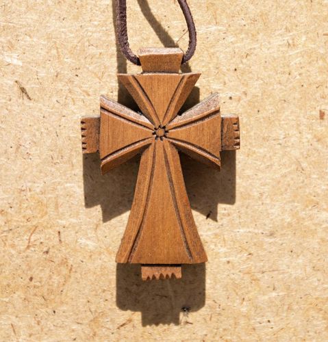 Croix en bois sculptée - MADEheart.com