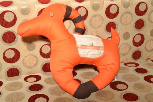 Petit doudou coussin en tissu orange en forme de chèvre fait main pour enfant - MADEheart.com