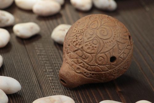 Ocarina en céramique gris foncé fait main avec ornements en relief original - MADEheart.com