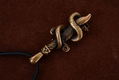 Pingente de bronze Cobra e espada - MADEheart.com