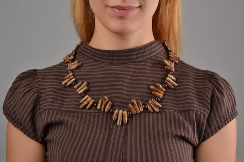 Collier fantaisie en bois brun Sautoir fait main Accessoire femme original - MADEheart.com
