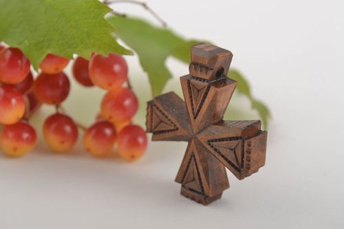 Pendentif croix fait main Bijou ethnique en bois de poirier Accessoire femme - MADEheart.com