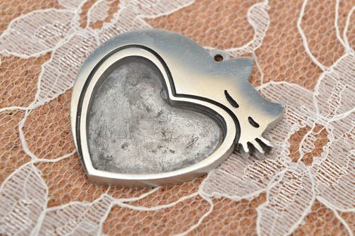 Petit pendentif métallique à personnaliser fait main original chat et coeur - MADEheart.com