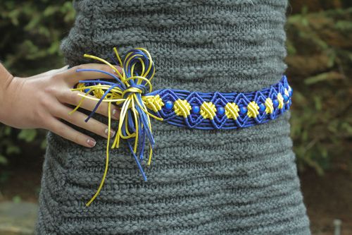 Cintura da donna intrecciata fatta a mano cinghia di fili in colore blu e giallo - MADEheart.com