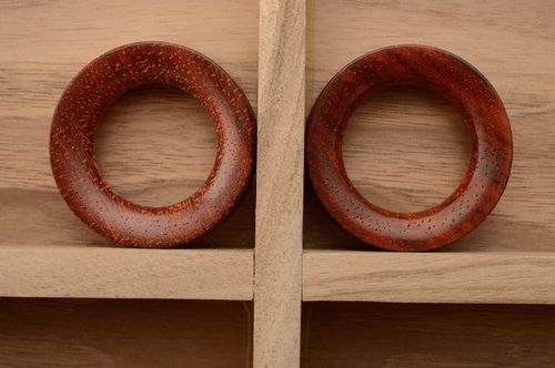 Piercings tunnels faits main originaux en bois de padouk accessoires de mode - MADEheart.com