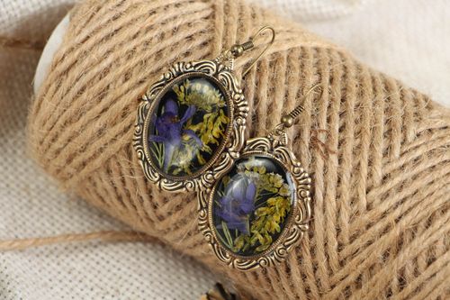 Earrings with wild flowers coated with jewelry resin - MADEheart.com