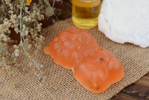 Jabón artesanal natural de piña - MADEheart.com