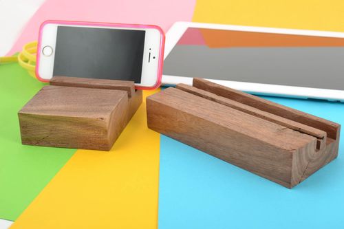 Porte-tablette et téléphone en bois vernis faits main écologiques 2 pièces - MADEheart.com