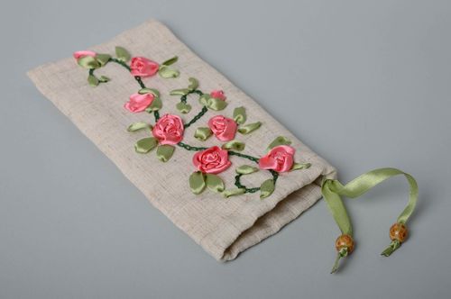 Fabric sun glasses case embroidered with ribbons - MADEheart.com