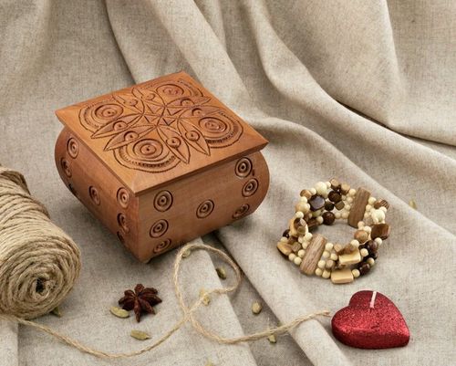 Caja de madera tallada a mano - MADEheart.com