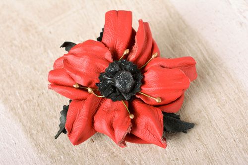 Broche fleur faite main Barrette cheveux Accessoire femme cuir rouge design - MADEheart.com