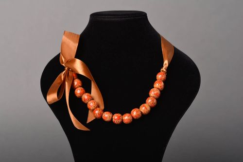 Collier boules en bois Bijou fait main orange avec ruban Accessoire femme - MADEheart.com