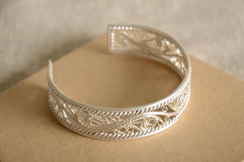 Pulsera artesanal blanca y calada accesorio para mujer de plata regalo original - MADEheart.com