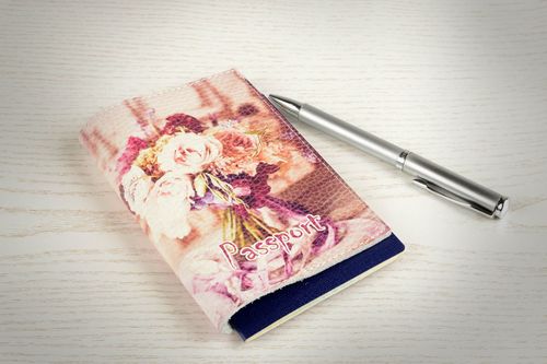 Funda de cuero artesanal regalo original estuche para pasaporte ramo de flores - MADEheart.com