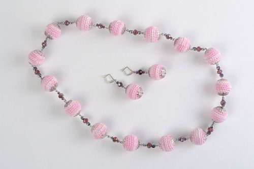 Häkel Schmuck Set aus Perlen  Halskette und Ohrringe in Rosa handgeschaffen toll - MADEheart.com