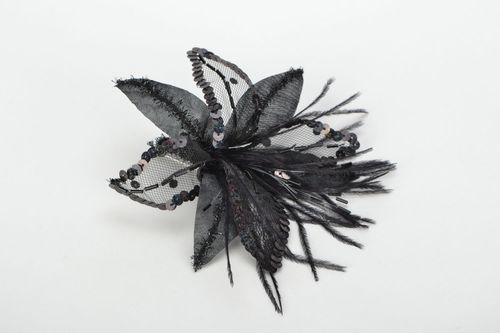 Broche artesanal de tela de color negro - MADEheart.com