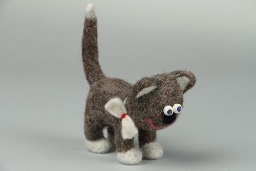 Toy made ​​of wool Cat with hearts - MADEheart.com