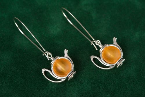 Boucles doreilles théières avec perles plastiques orange faites main pendantes - MADEheart.com