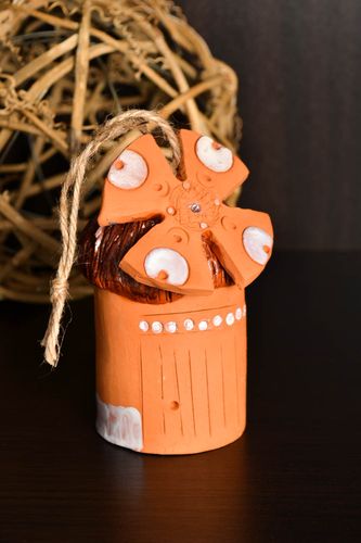 Campanello dautore in ceramica fatto a mano a forma di mulino con tetto marrone - MADEheart.com