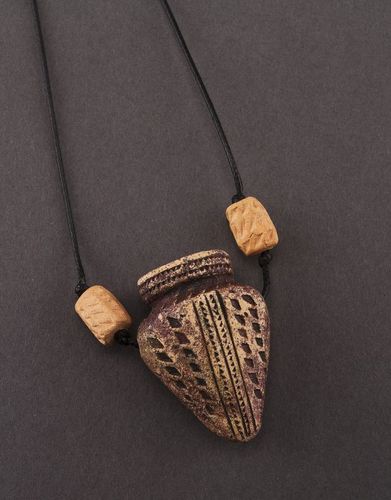 Pingente de cerâmica num cordão - MADEheart.com