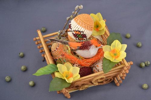 Decoración de Pascua artesanal festiva con cesta trenzada y huevo con flores  - MADEheart.com
